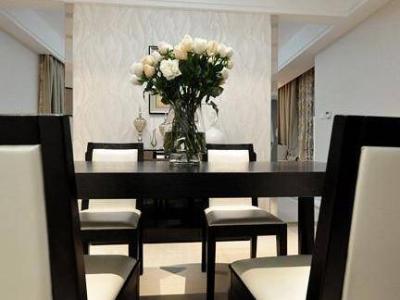 日韩风格四居室餐厅黑色餐桌装修设计