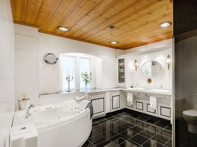 现代简约风格黑白配卫生间浴缸装修效果图